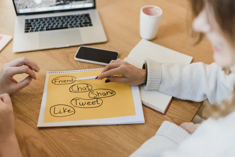 Une équipe variée échangeant lors d'une réunion collaborative au bureau.